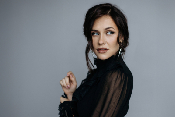 &Ocy;&lcy;&softcy;&gcy;&acy; &Mcy;&acy;&lcy;&acy;&shchcy;&iecy;&ncy;&kcy;&ocy;&period; Stand Up &Ncy;&icy;&zhcy;&ncy;&icy;&jcy; &Ncy;&ocy;&vcy;&gcy;&ocy;&rcy;&ocy;&dcy;